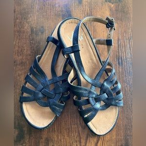 Super comfy Yuu black sandals